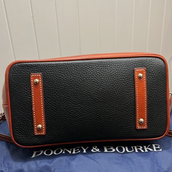 Great Condition Dooney & Bourke Black/Tan Bag w/ Atrap and dust bag - Picture 4 of 11